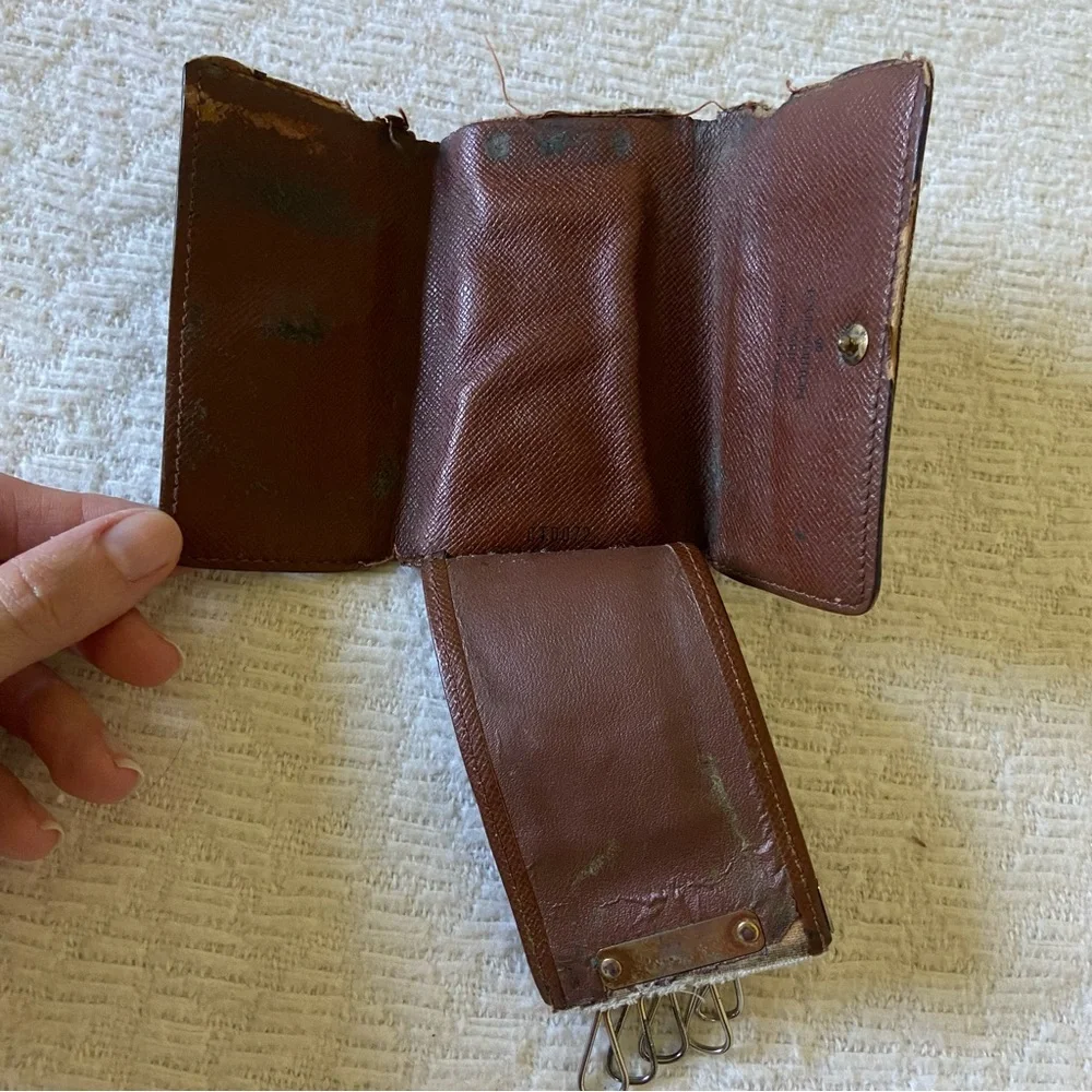 Louis Vuitton Monogram Key Holder - Picture 4 of 8
